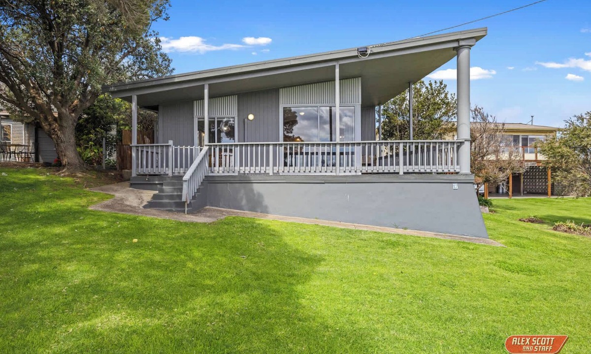 Cowes House | Beachfront Haven 2-8 Guests Water Views Pets Welcome