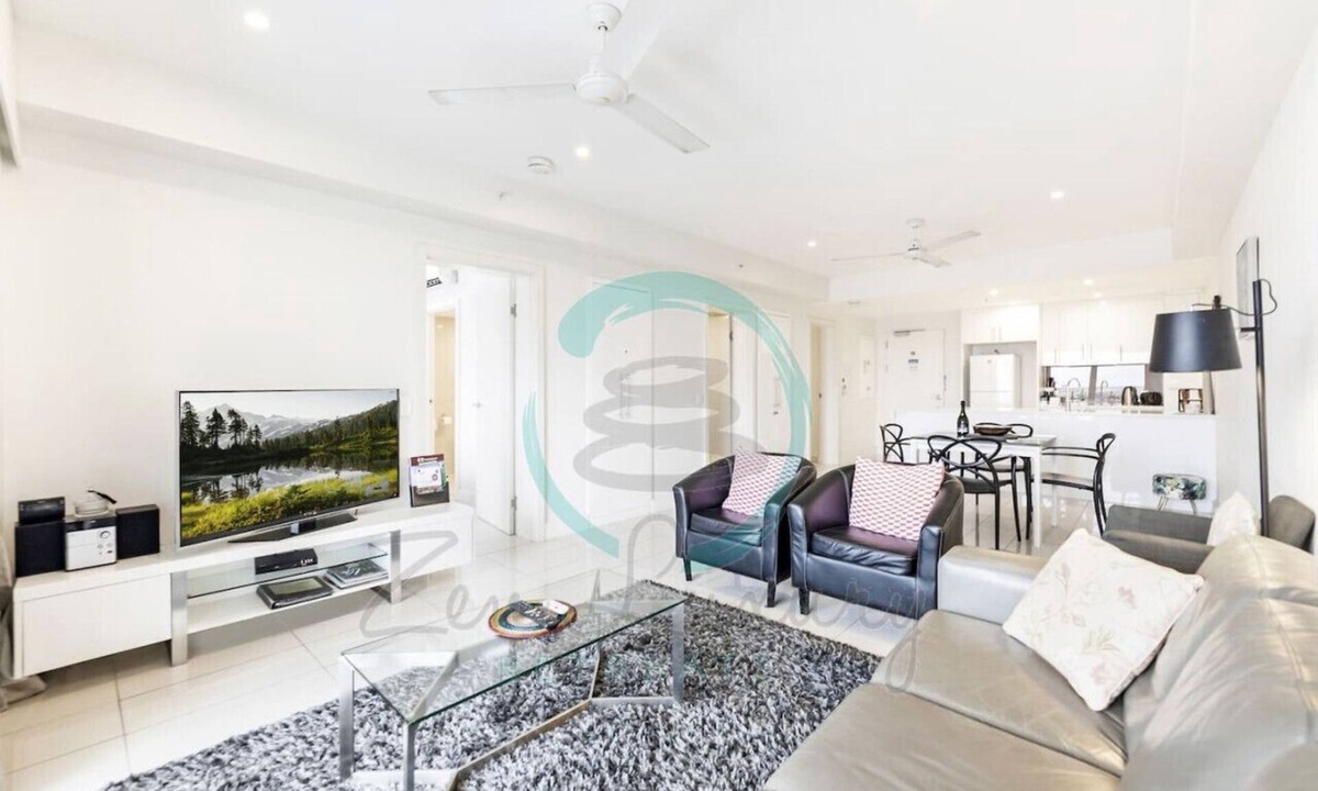 Darwin City Centre Condo | Beachfront Haven: Sea View ~ Pool ~ Outdoor Dining