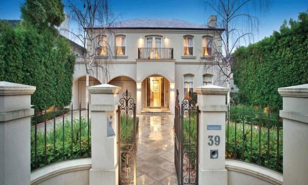 Brighton House | Beachside Family Home in Melbourne's Bayside Brighton.