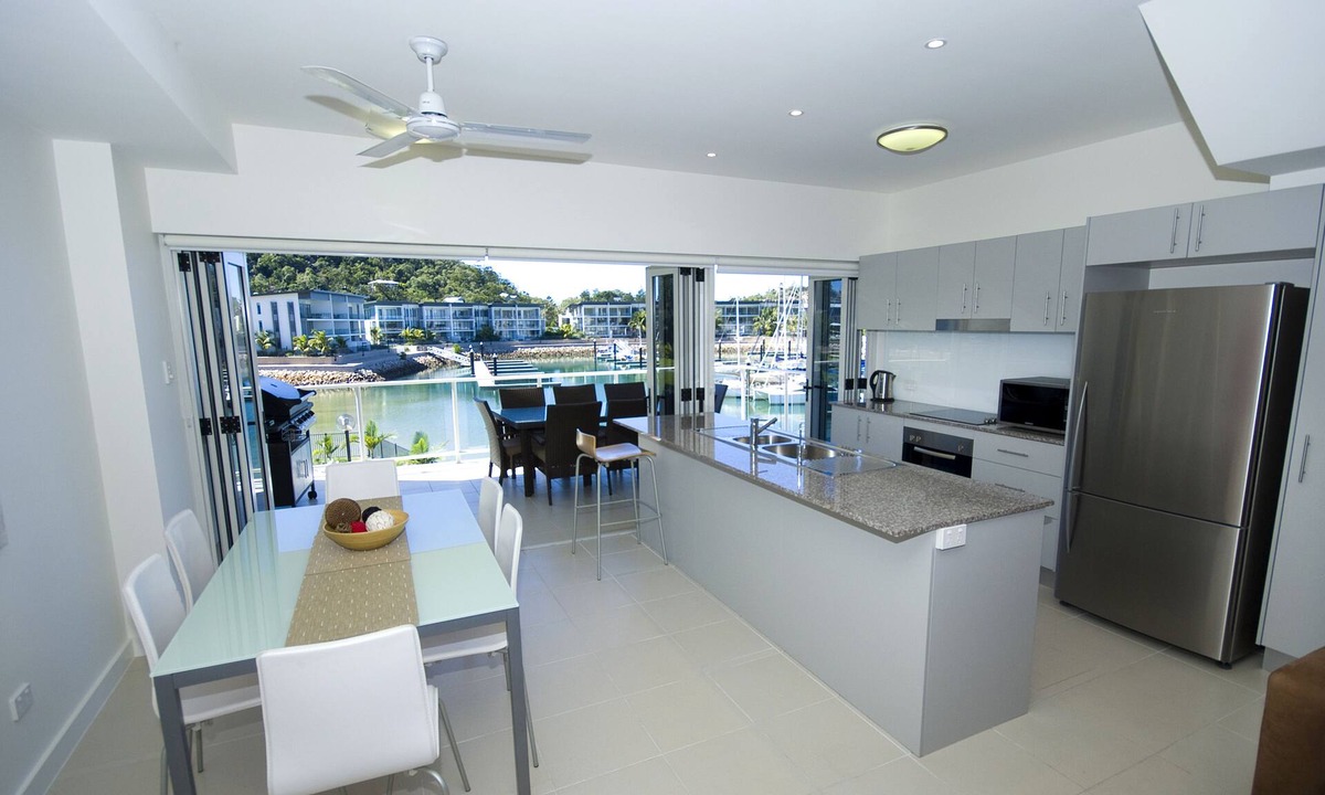 Nelly Bay Apartment | Beachside Magnetic Harbour