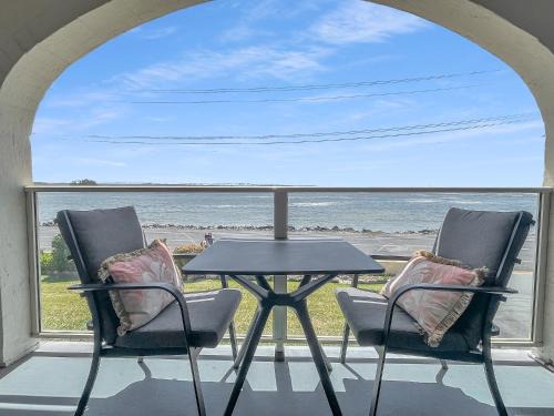 Batehaven Apartment | Beachside Studio Steps from Caseys Beach