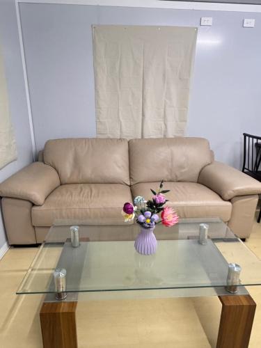 Mulgrave Apartment | Beautiful 2 bedroom Tiny House Walk to Station