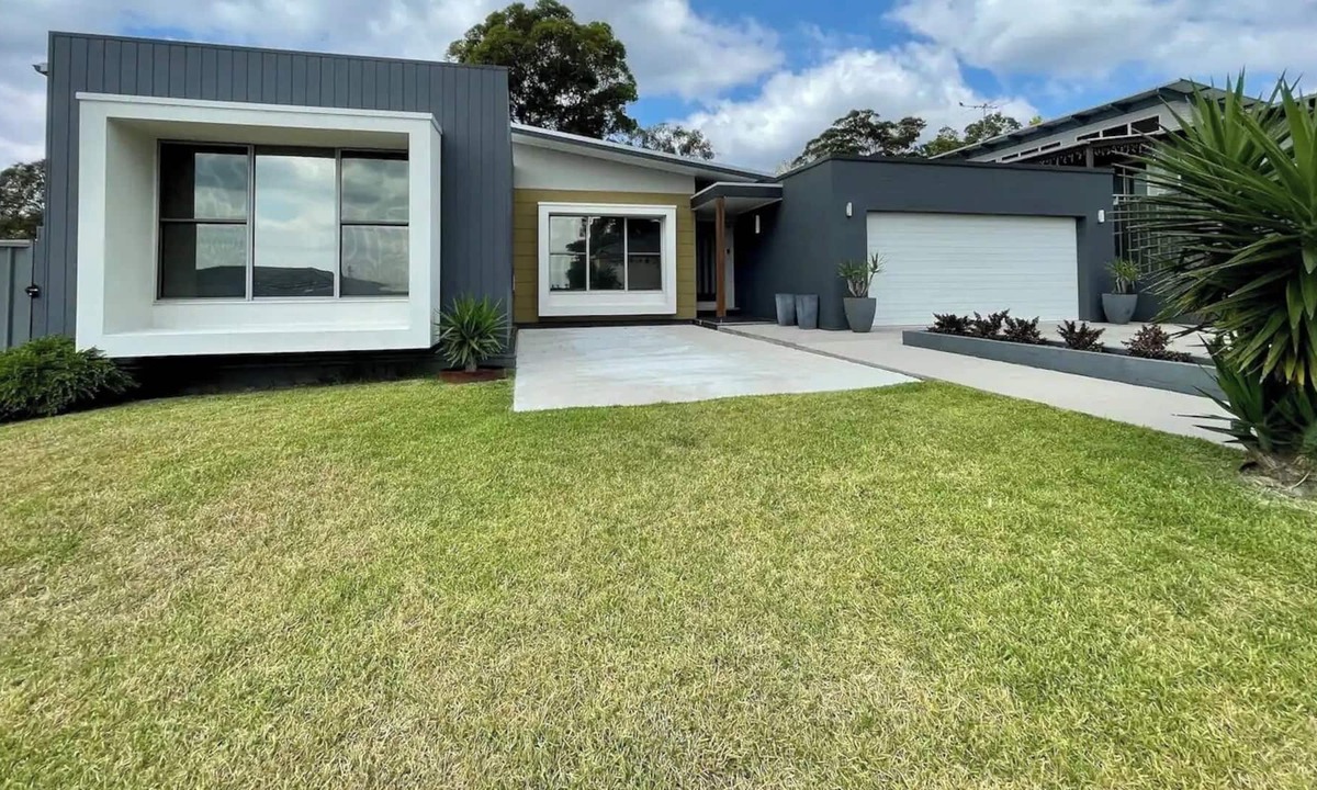 Cessnock House | Beautiful 4 bed Home With Bush Outlook in Quiet Street. 10 Mins to Wine Country