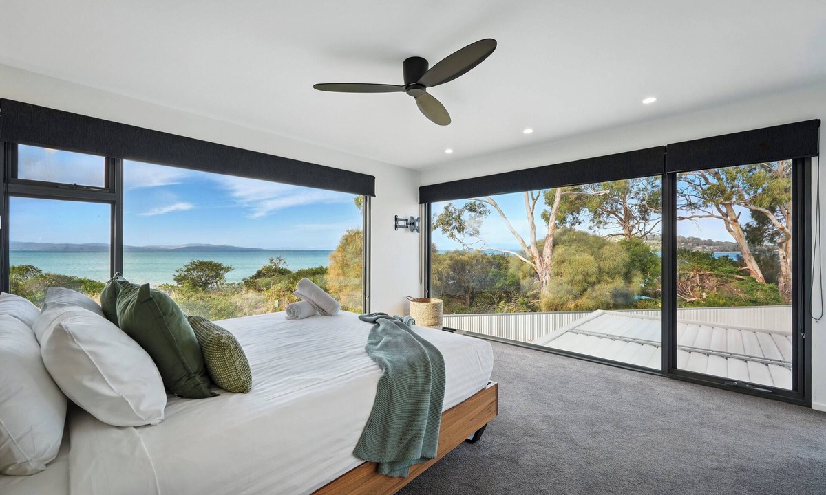 Lauderdale House | Beautiful Balook - 3 Bedroom Beach House