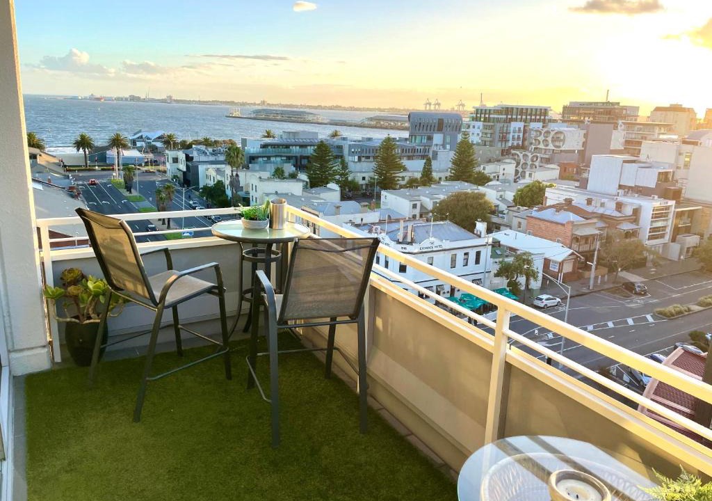 Port Melbourne Apartment | BEAUTIFUL BAY VIEWS Huge 3-bedroom plus Office, Pool, Gym, 2 car spaces and SO MUCH MORE