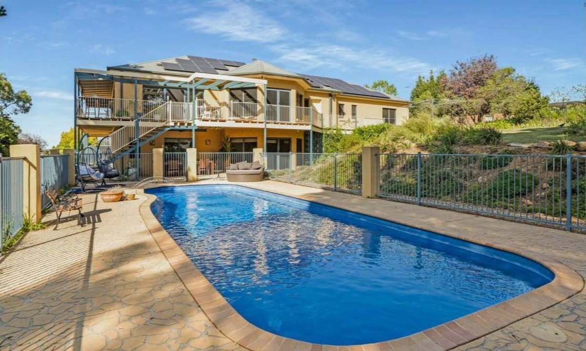 Bletchington House | Beautiful Bilton - Pool, Firepit, Sleeps 10