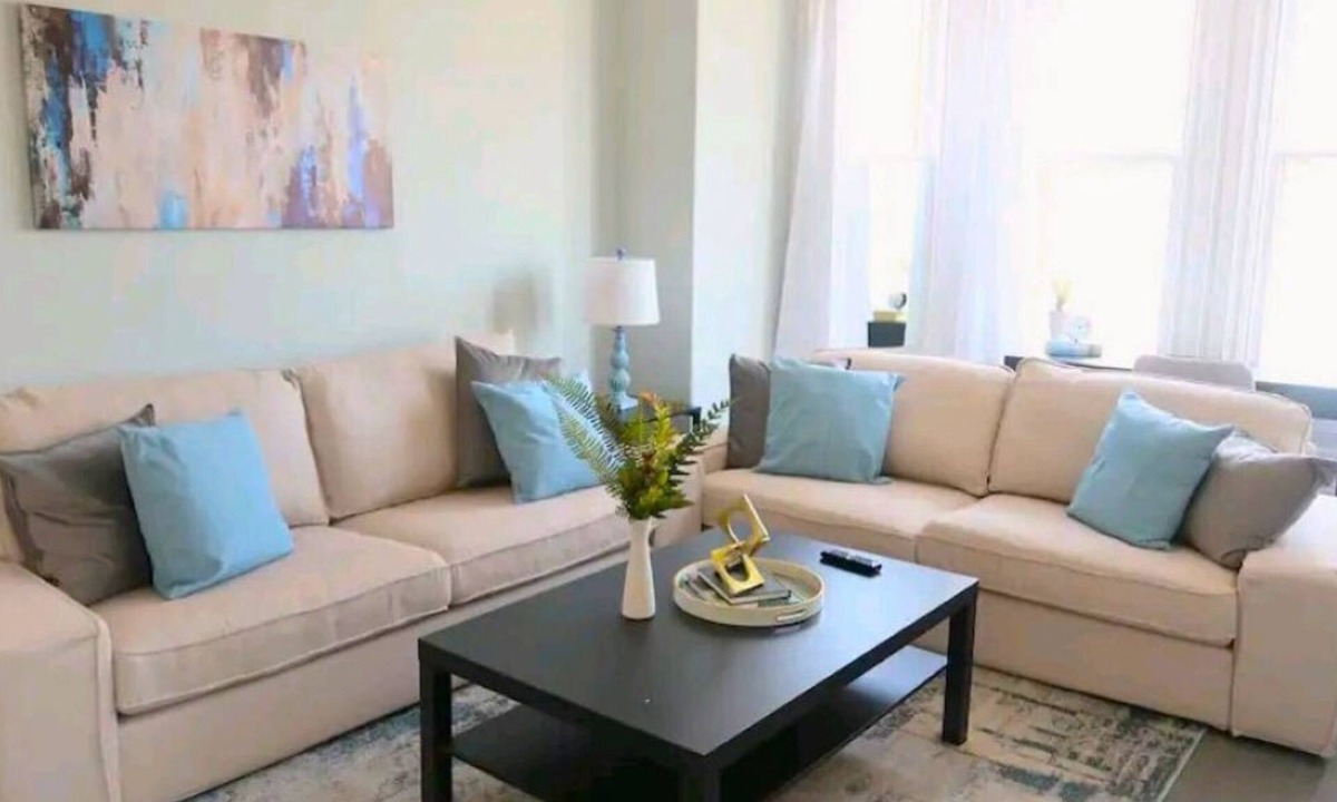 Barrie House | Beautiful Lakeside Heritage Home in Barrie Bright and Spacious Stay