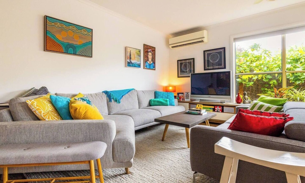 Manifold Heights House | Beautiful quiet home, Geelong West cafes – for families, LGBT guests, pets
