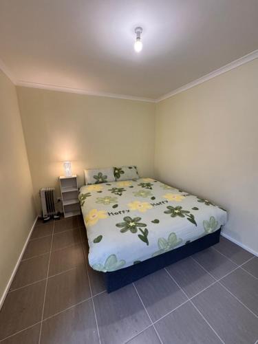 St. Albans Apartment | Beautiful room near shops 12 km to CBD and fast internet plus free parking