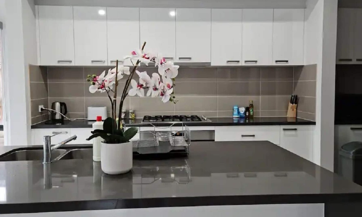 Clyde North House | Beautiful Spacious 5 Bedroom Home in Clyde
