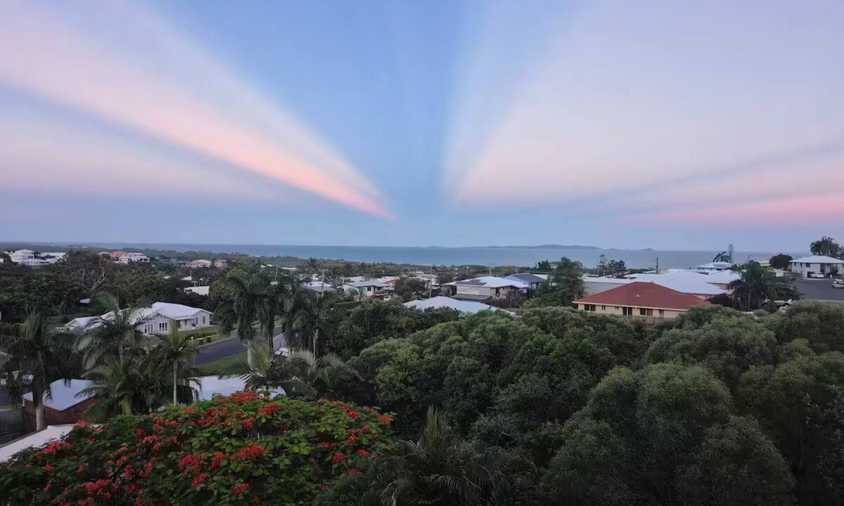 Barlows Hill House | Bella Breeze - Ocean Views, Spa & Air Condtioned