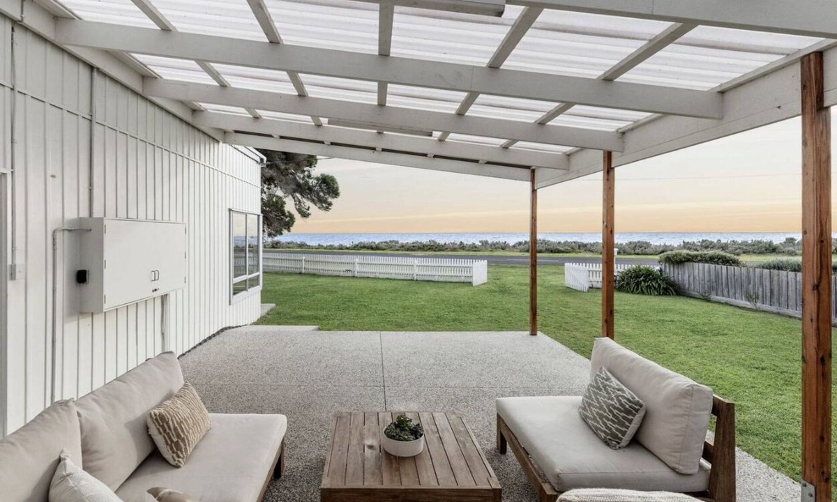 Portarlington House | Bellarine Beach shack on the Esplanade in Portarlington, beach and city views.