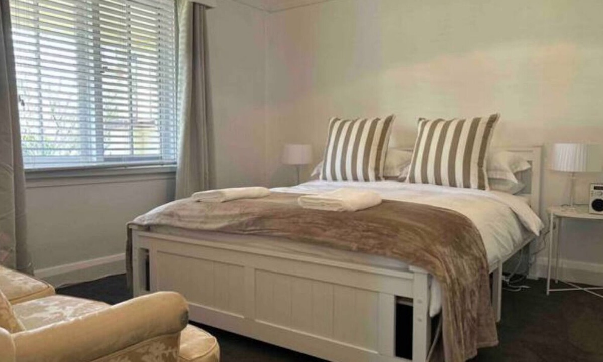 Bowral Cottage | Berwyn Cottage Bowral, cosy and inviting, 1 minute walk to Bowral central.