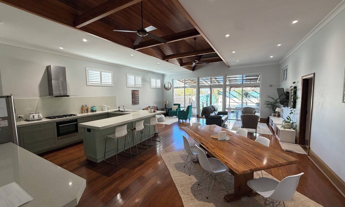 Bunbury Cottage | Big Gum Cottage: 15 min walk: cafés, shops & beach