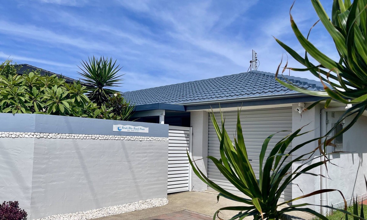 Anna Bay House | Birubi Blue. Walk to Beach. Pet Friendly. BBQ area.