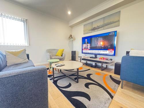 Cloverdale Apartment | Blissful Modern Apartment