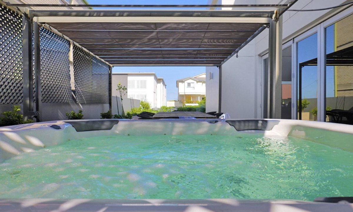 The Entrance House | 'Blue Bay Bliss' - Private Spa/Luxury Apartment.