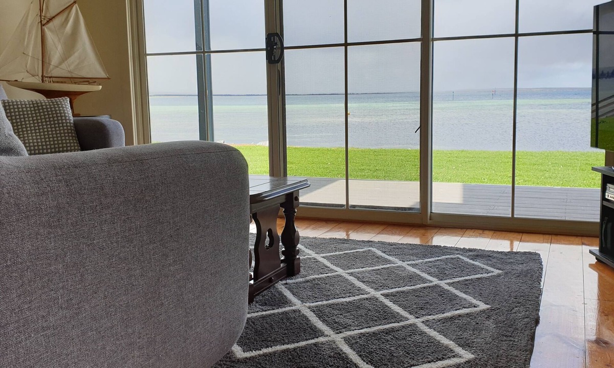 Tumby Bay House | Blue Seas provides absolute beach front in the heart of Tumby Bay