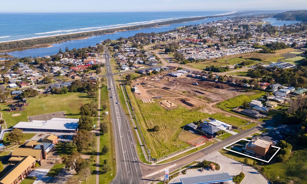 Lakes Entrance House | Blue Waters: Just minutes away from the Lakes Entrance foreshore