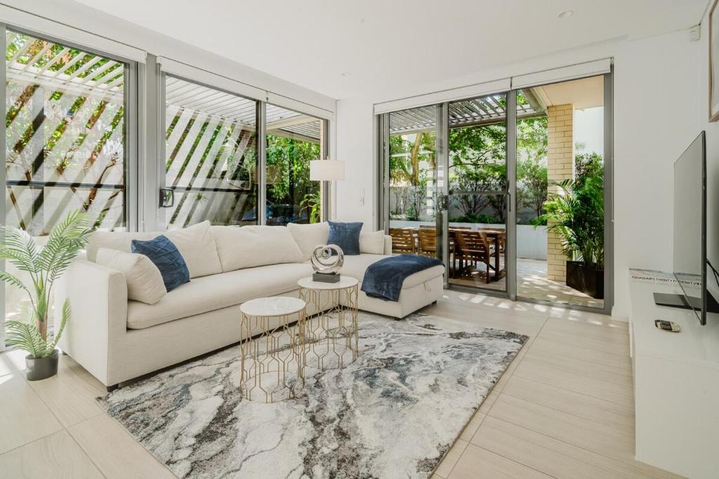 Bondi Apartment | Bondi Spa Retreat with Hot Tub, Sauna, Garden Patio and Parking