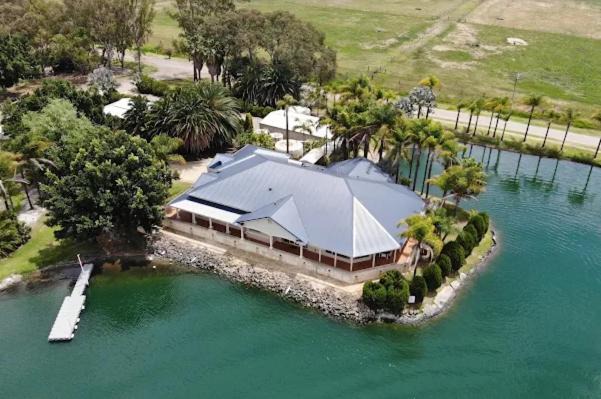 Baldivis Villa | Bonneys Water Ski Park Lake House