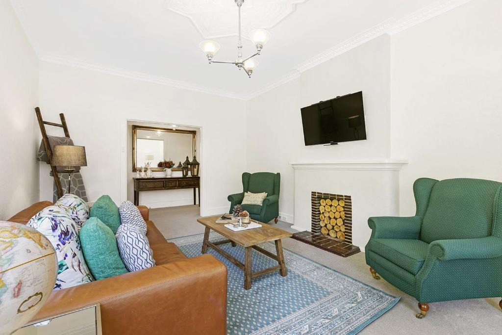 Malvern East Apartment | Boutique Stays - Frankies Place
