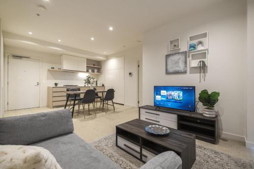 Caulfield North Apartment | Brand new 2BR2BA Caulfield parkbalcony poolgym