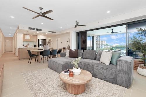 Darwin City Centre Apartment | Breathtaking Waterfront Lagoon Views & Restaurants