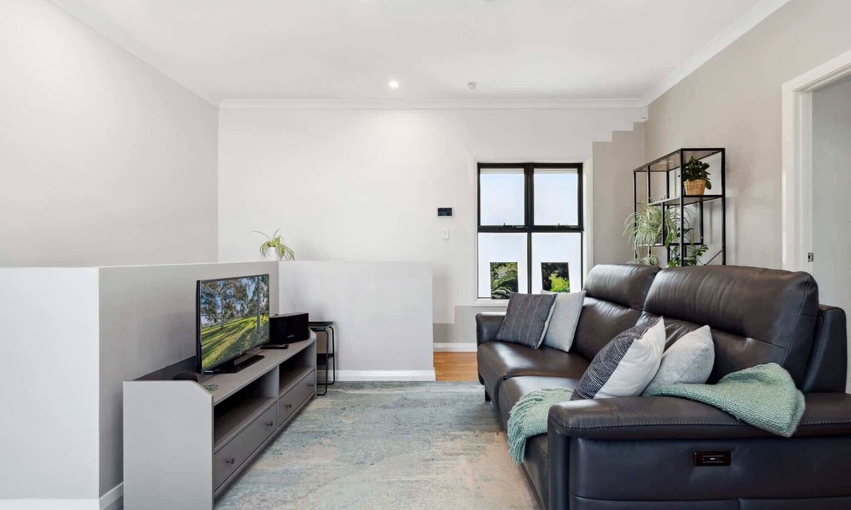 Woodville West House | Bright 2-Bed Townhouse with Balcony & Garage