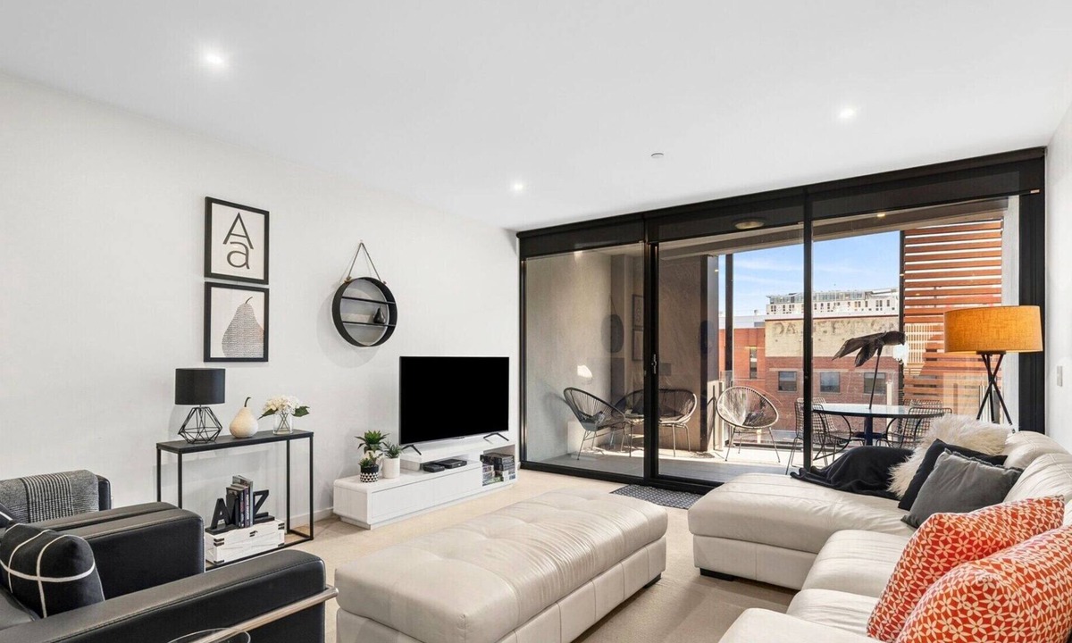 Geelong Apartment | Bright 3-Bed Apartment by Western Beach