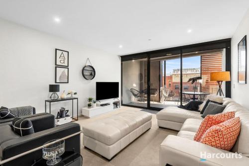 Geelong Apartment | Bright 3-Bed Apartment by Western Beach
