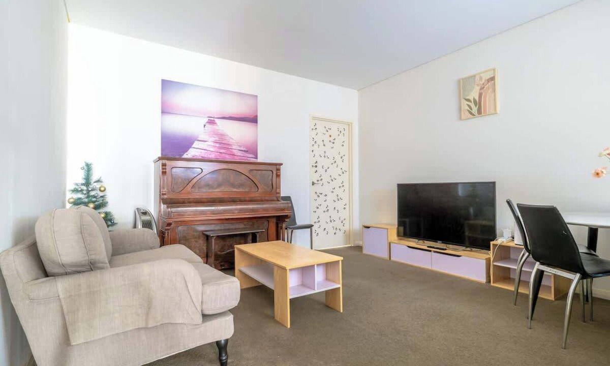 Canterbury Apartment | Bright 3BR Canterbury Apt Walk to Train & Shops