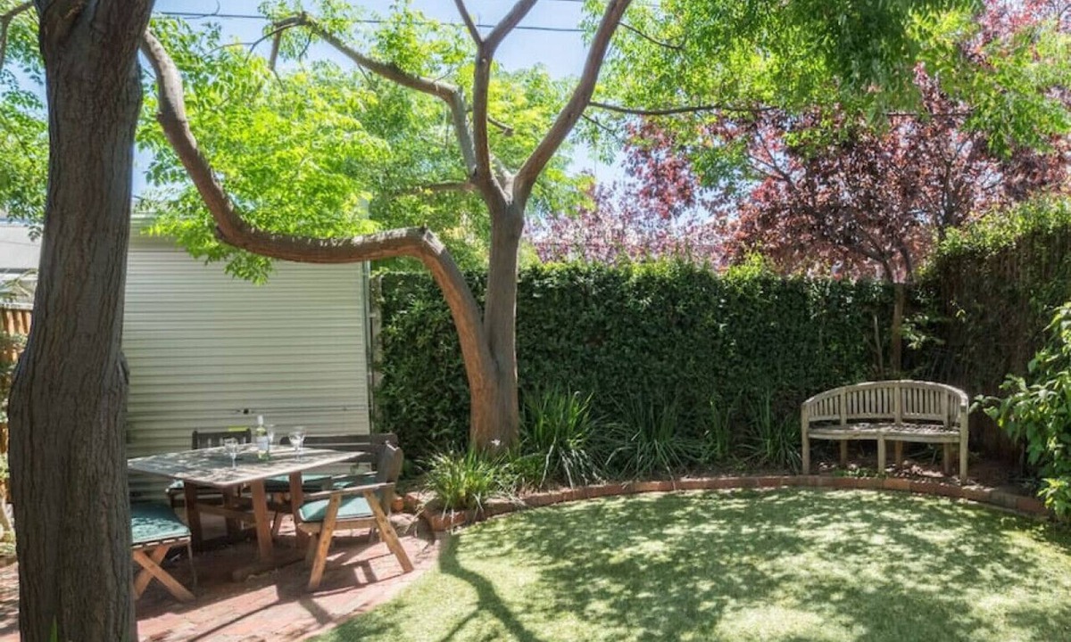 Fitzroy North House | Bright and spacious home w/garden and spa bath