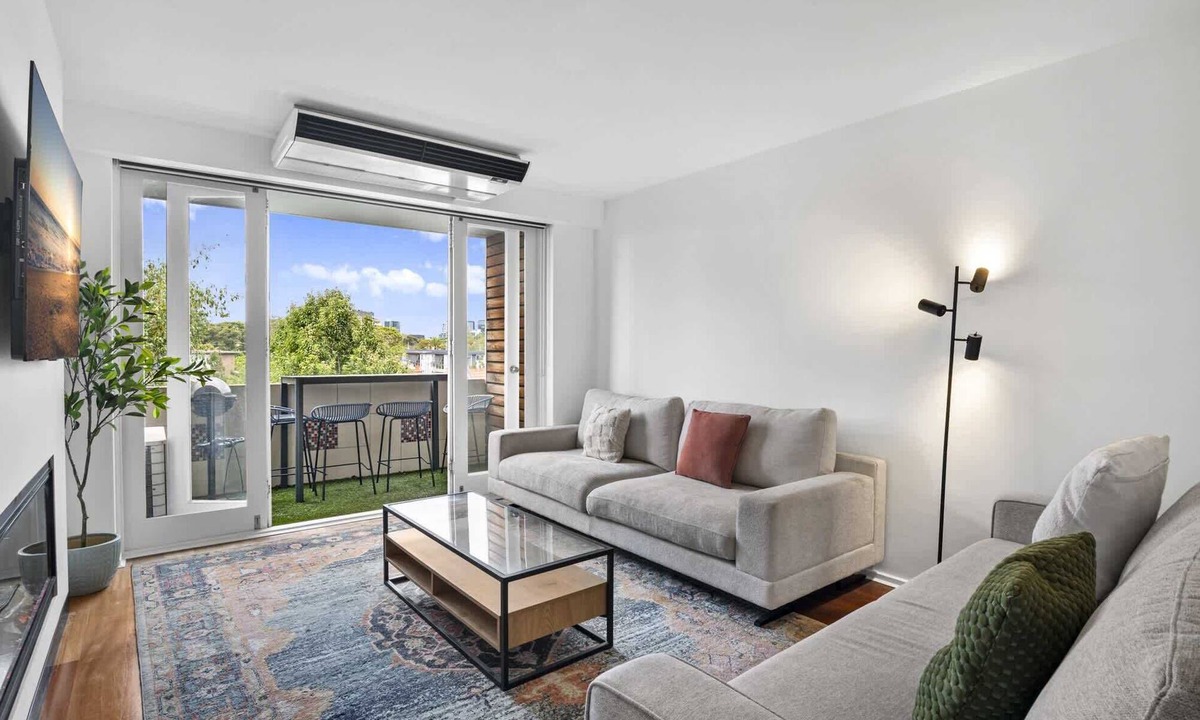 St Kilda West Apartment | Bright Apartment Near St Kilda Beachfront