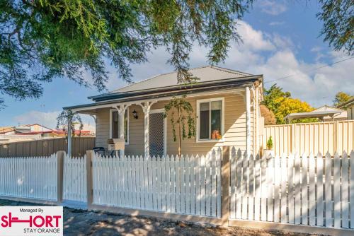 Orange House | Bright, Cosy Cottage Central To Town - CBD