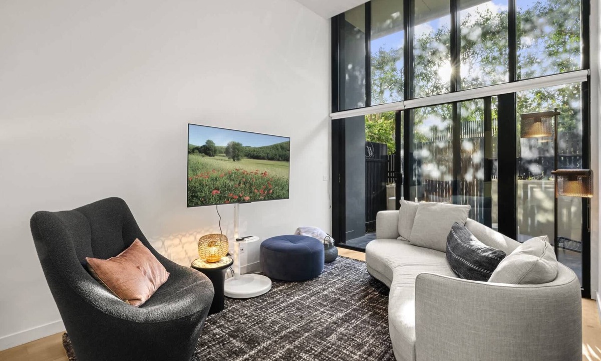 Brunswick East Apartment | Bright Inner-North Stay with Pool Access