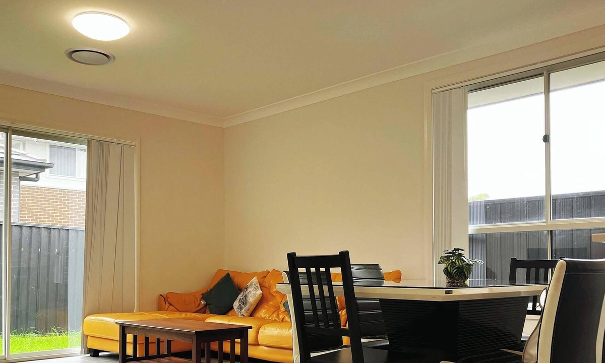 Cobbitty House | Bright Modern Home in Cobbitty with Parking