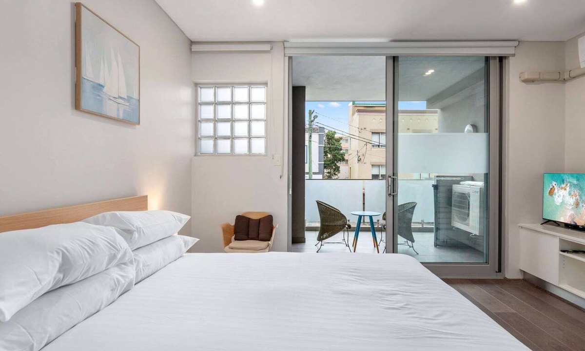 Coogee Apartment | Bright Studio with Balcony near Coogee Beach