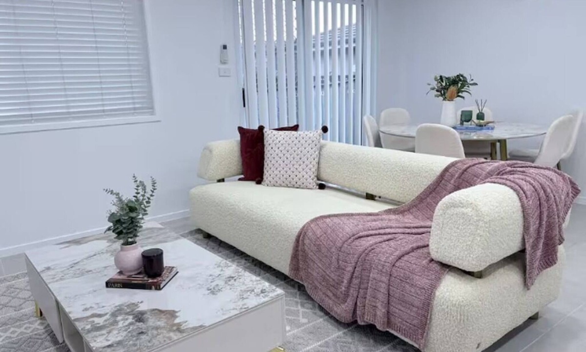 Kellyville House | Bright & Stylish 4BR Guesthouse - walk to Shops.