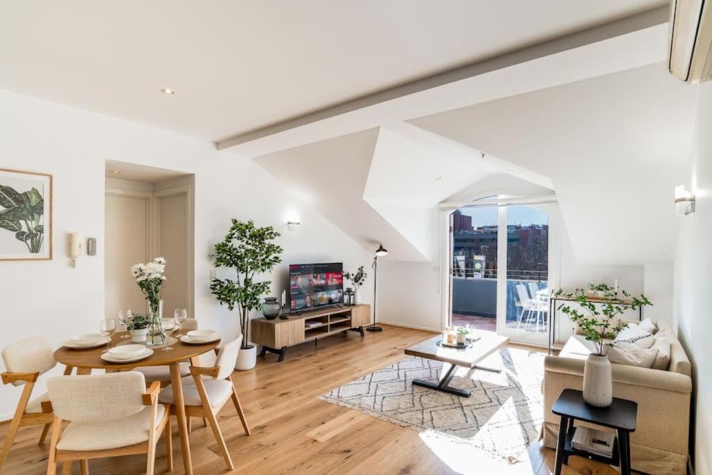 Melbourne Central Business District Apartment | Bright stylish gem in central Melbourne