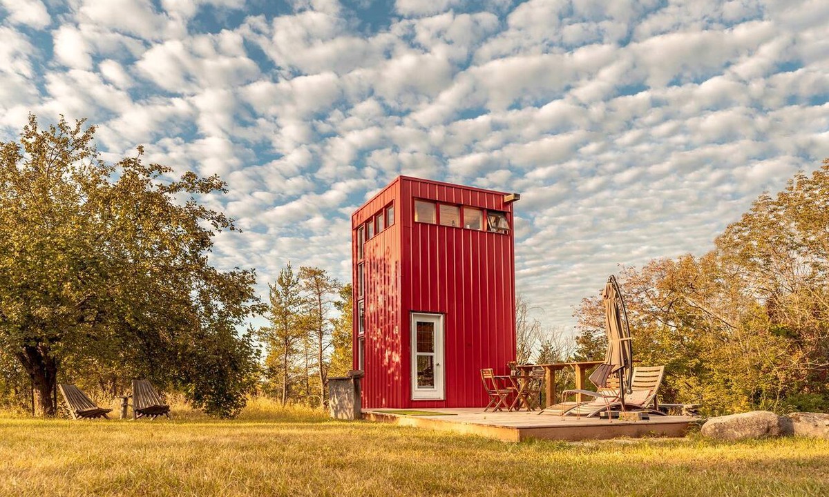 Cramahe Cabin | Bright Tiny House for an Unforgettable Glamping Getaway near Belleville, Ontario