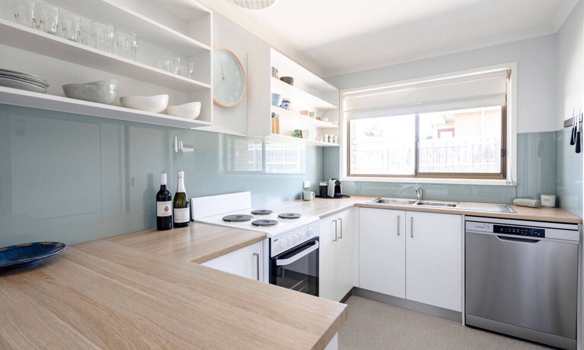 Torquay Apartment | Bright Torquay Retreat | Beach & Shops Nearby