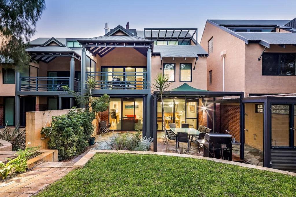 Broadwater House | Broadwater Bliss - Beachside Escape with Resort Perks