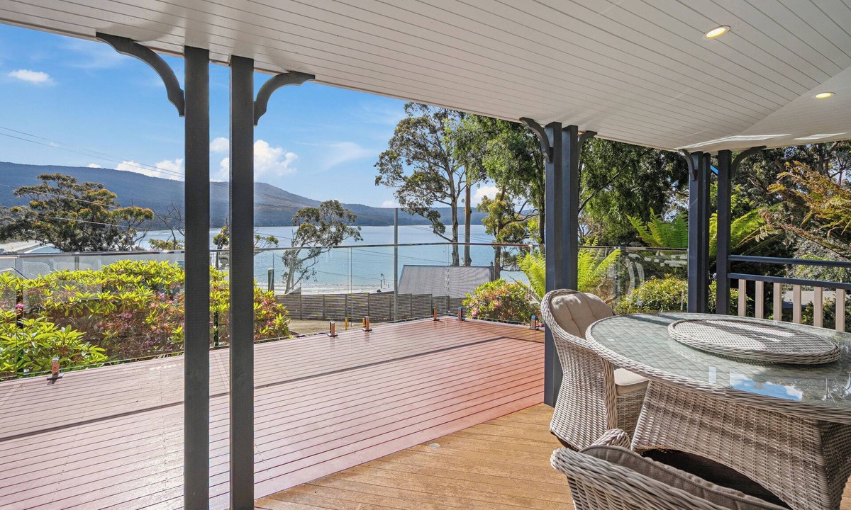 Adventure Bay House | Bruny Island Retreat- Stunning bay views/spacious comfort/beach just steps away