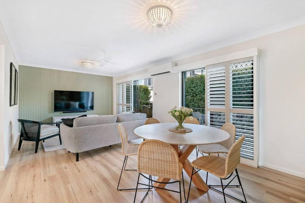 Surfers Paradise Villa | Budds Villa 2 By Khove