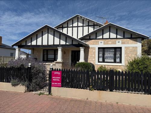 Dalrymple House | Bungalow at the Beach