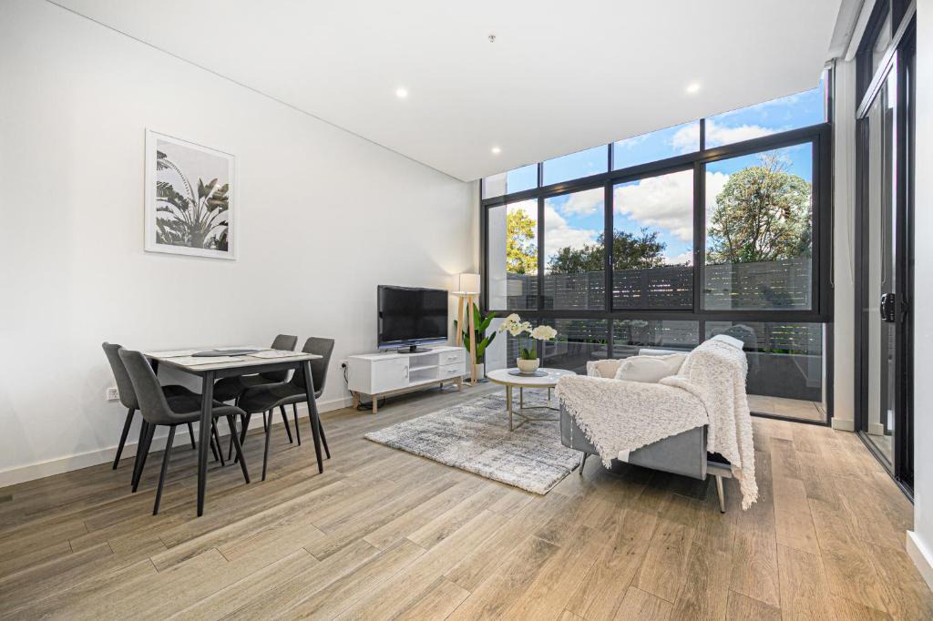 Burwood Apartment | Burwood stunny apt with Parking Train&Shopping