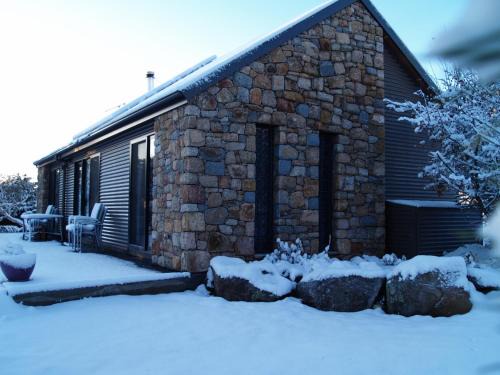 Jindabyne House | Bush Rock Touchdown Cottages