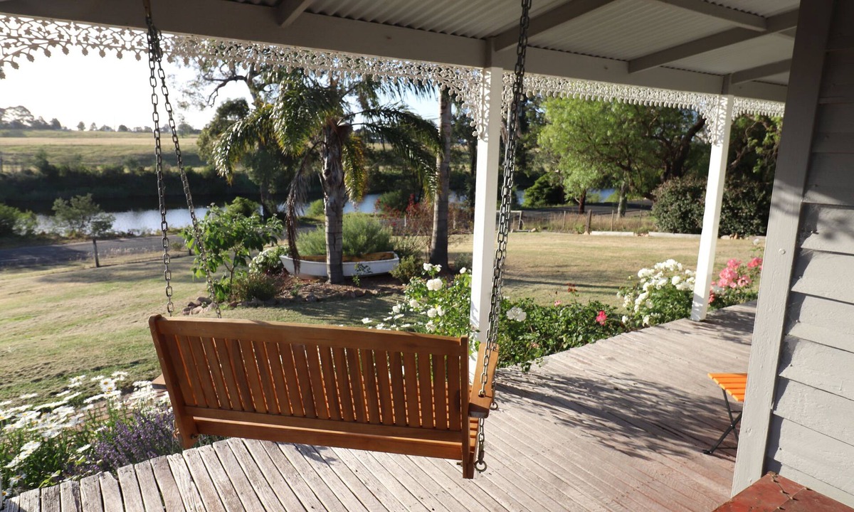 Swan Reach House | Bylands Cottage. Historic home with Tambo River views