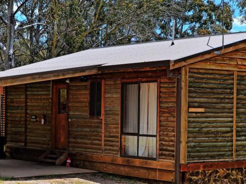 Adaminaby House | Cabin 2 - Snowy Accommodation
